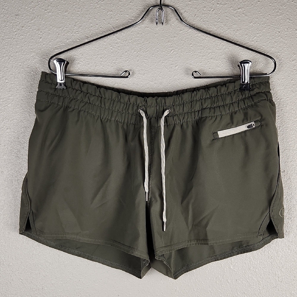 Vuori Clementine Short 2.0 in Pistachio
